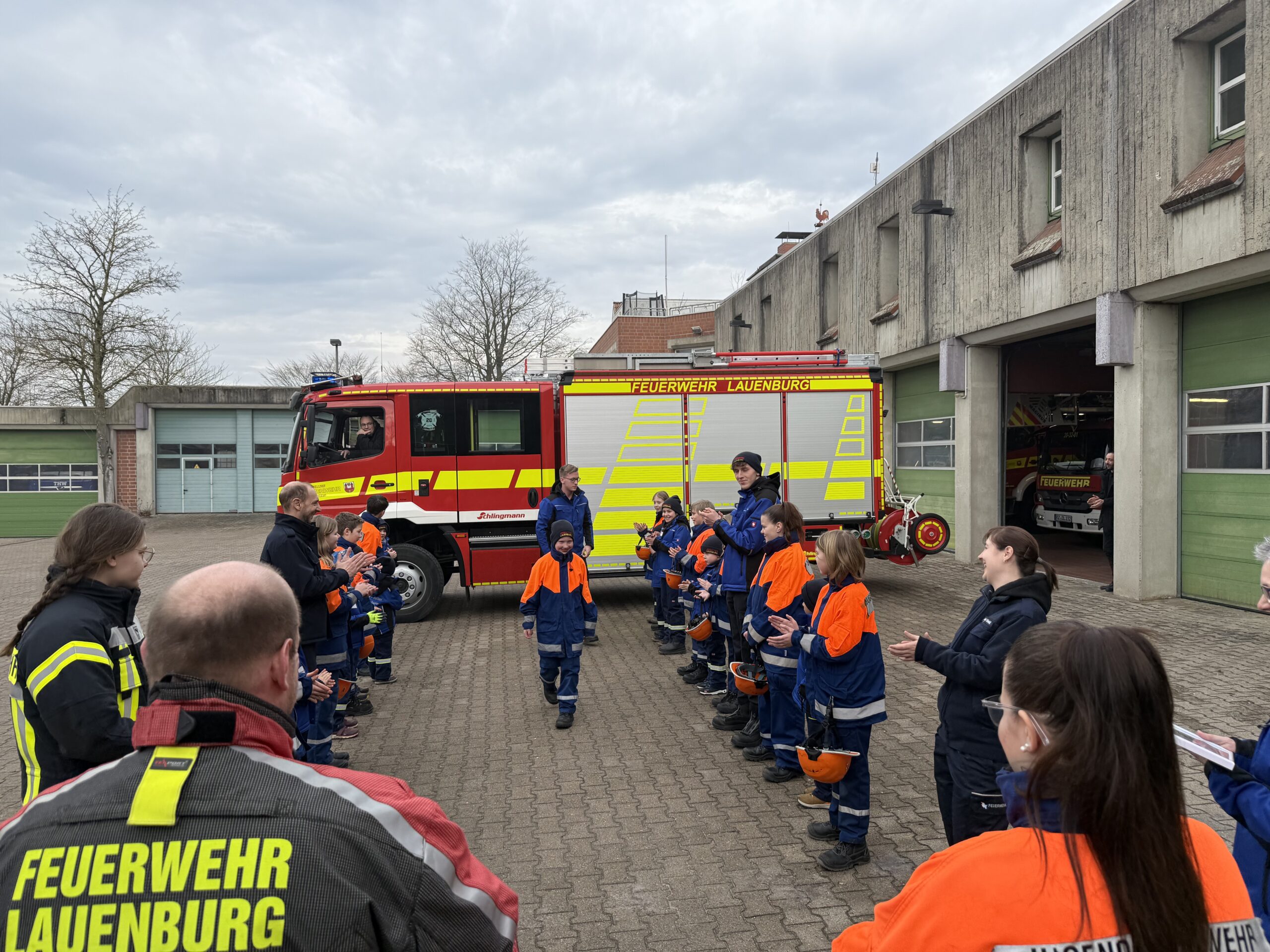 Mini-Retter übergeben Lukas an die JF