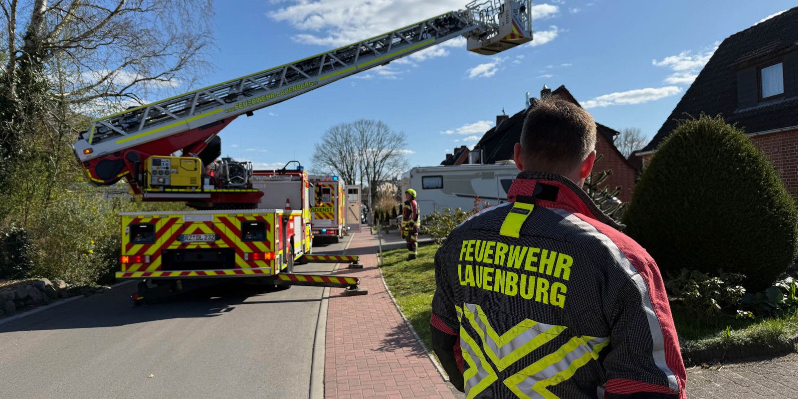 tragehilfe-drehleiter-lauenburg-hlr-rettungsdienst-rtw