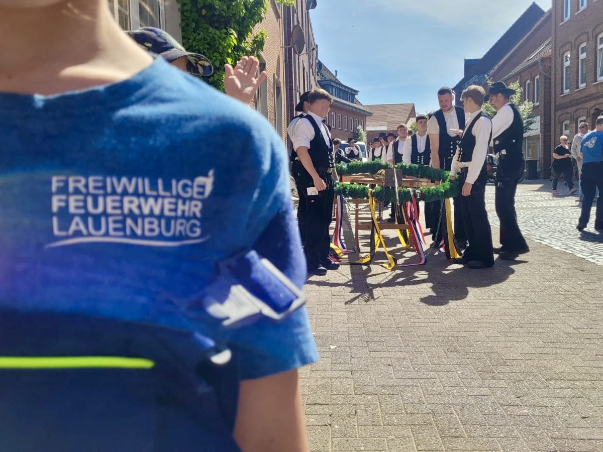 Unterstützung beim Maibaum aufstellen