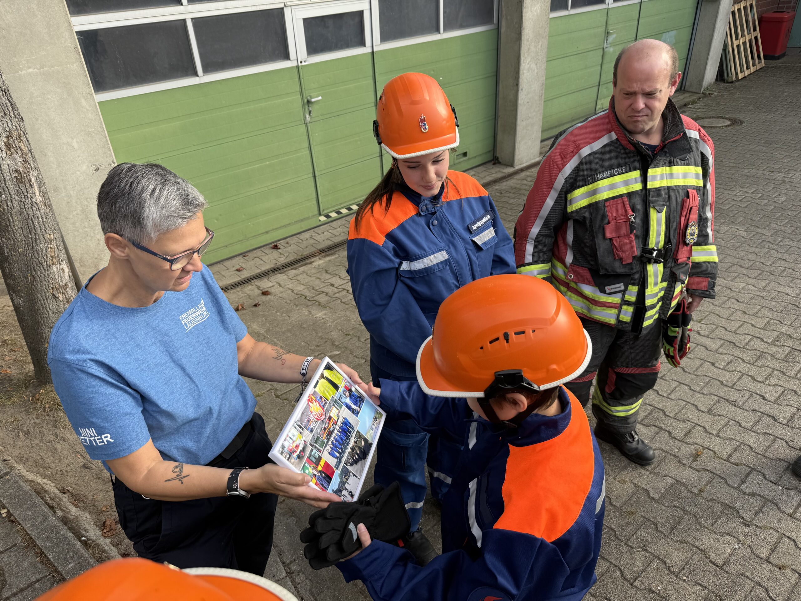 Mini-Retter übergeben Jonah an die JF