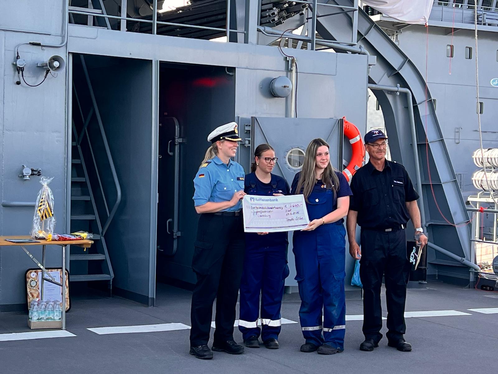 Besuch mit Spendenübergabe beim Patenschiff „Tender Elbe“ - 2