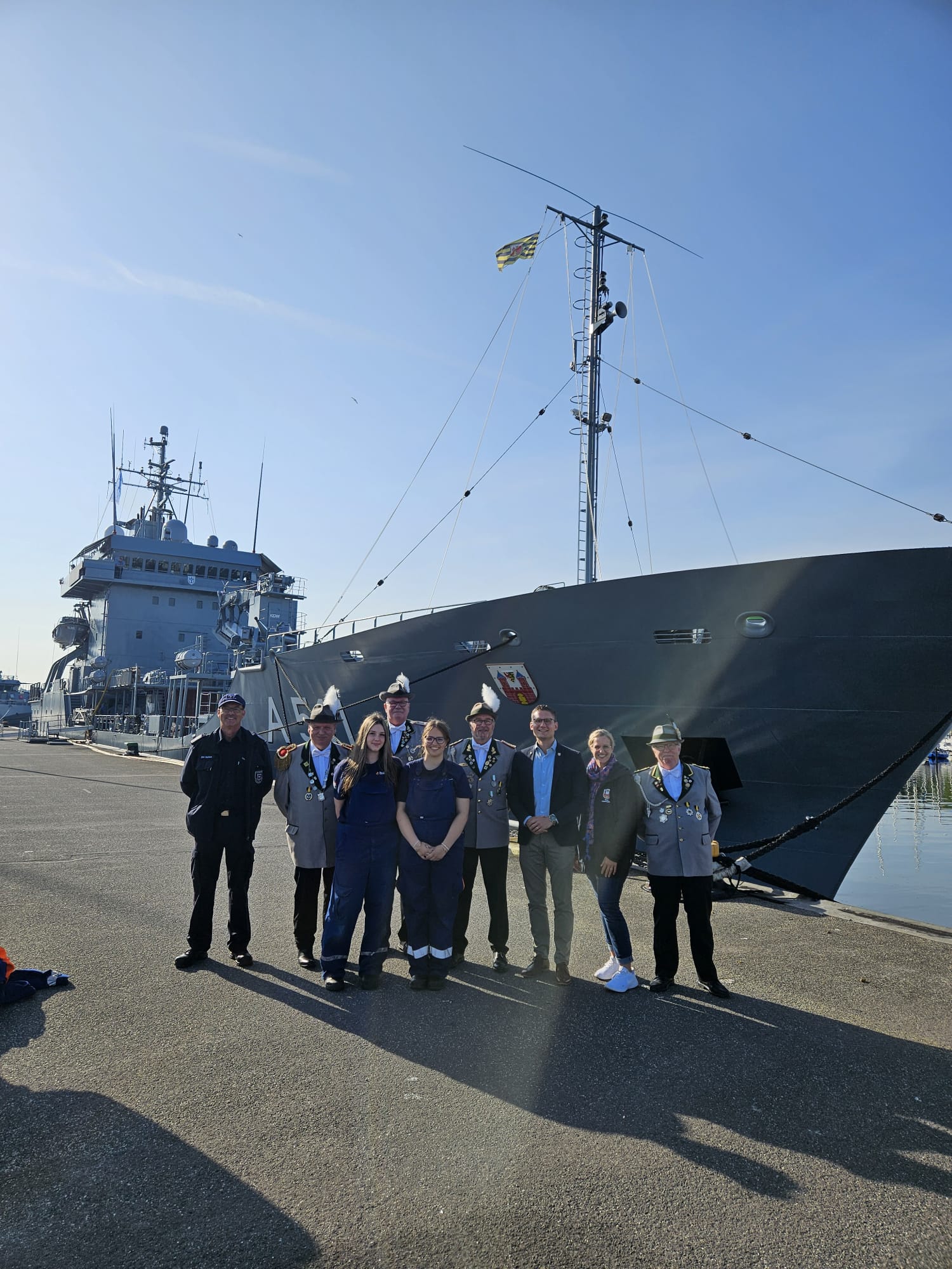 Besuch mit Spendenübergabe beim Patenschiff „Tender Elbe“ - 3