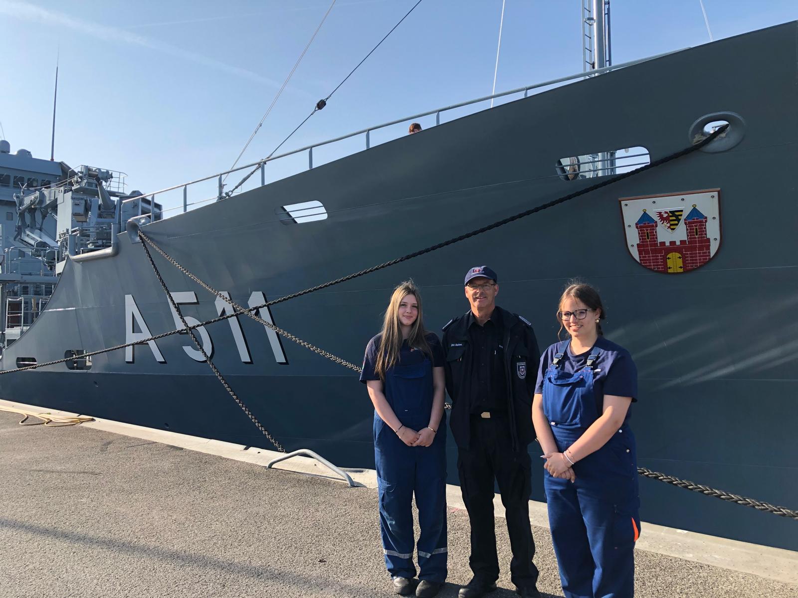 Besuch mit Spendenübergabe beim Patenschiff „Tender Elbe“