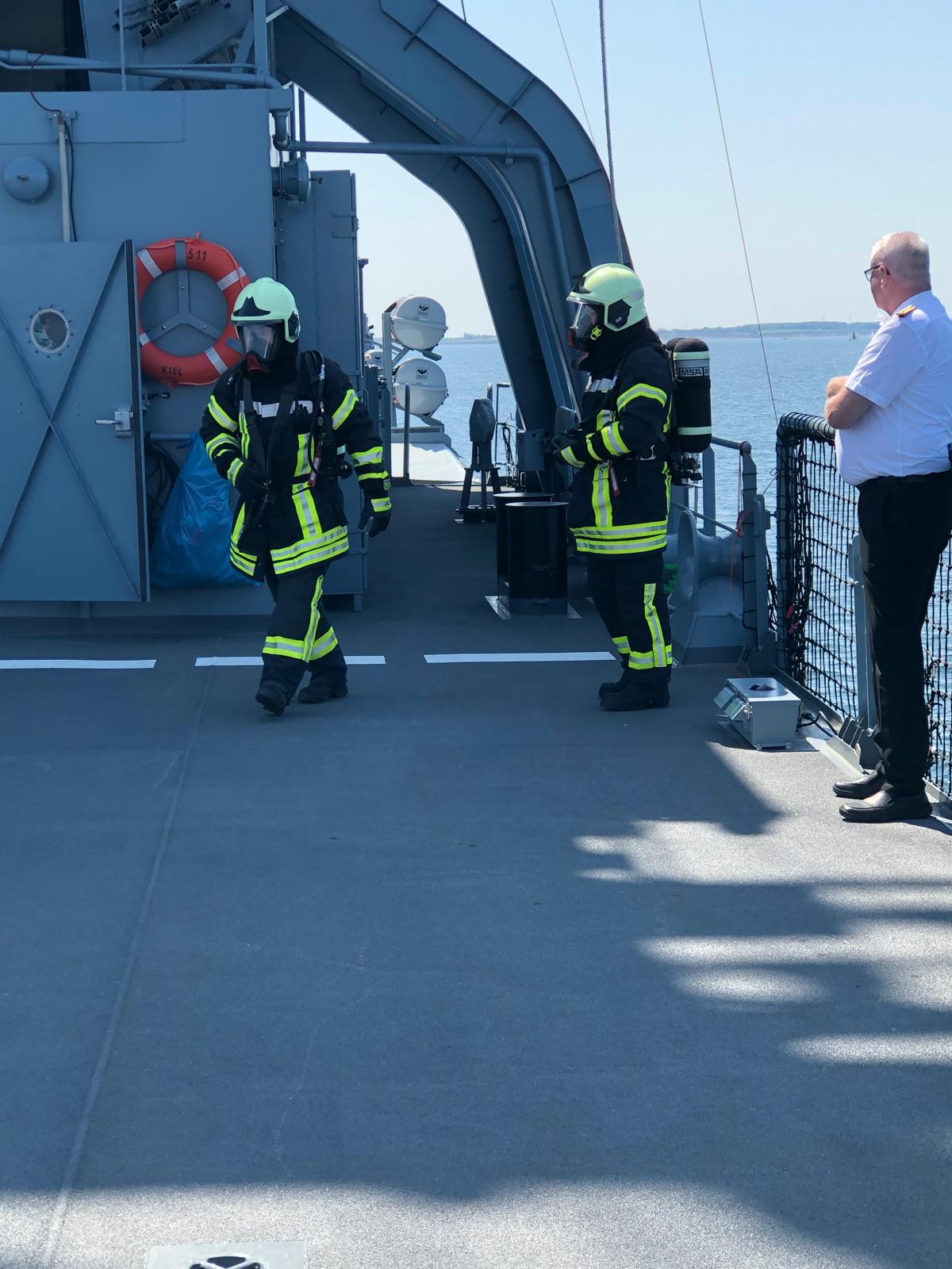Besuch mit Spendenübergabe beim Patenschiff „Tender Elbe“ - 4