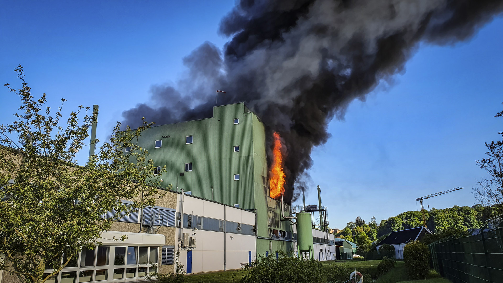 041/2020 FEU 3 – Großbrand Chemie Betrieb - 3