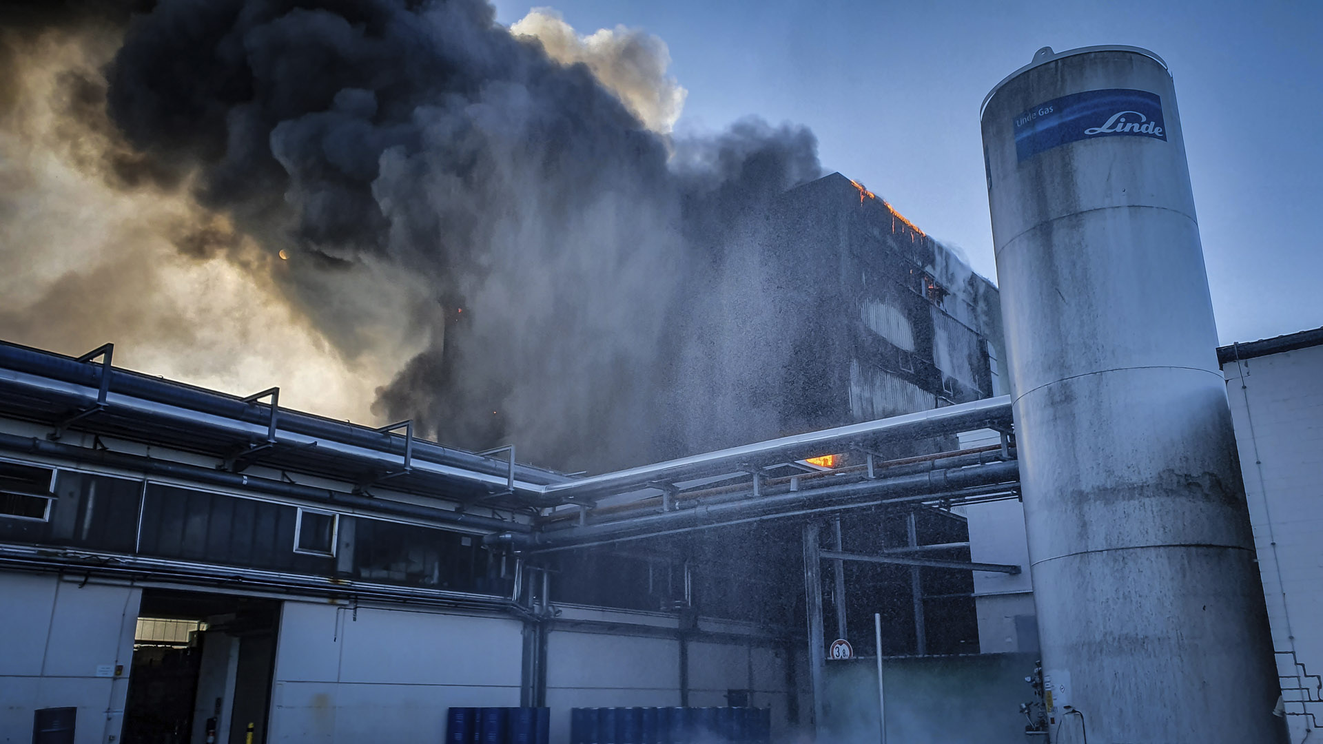 041/2020 FEU 3 – Großbrand Chemie Betrieb - 4