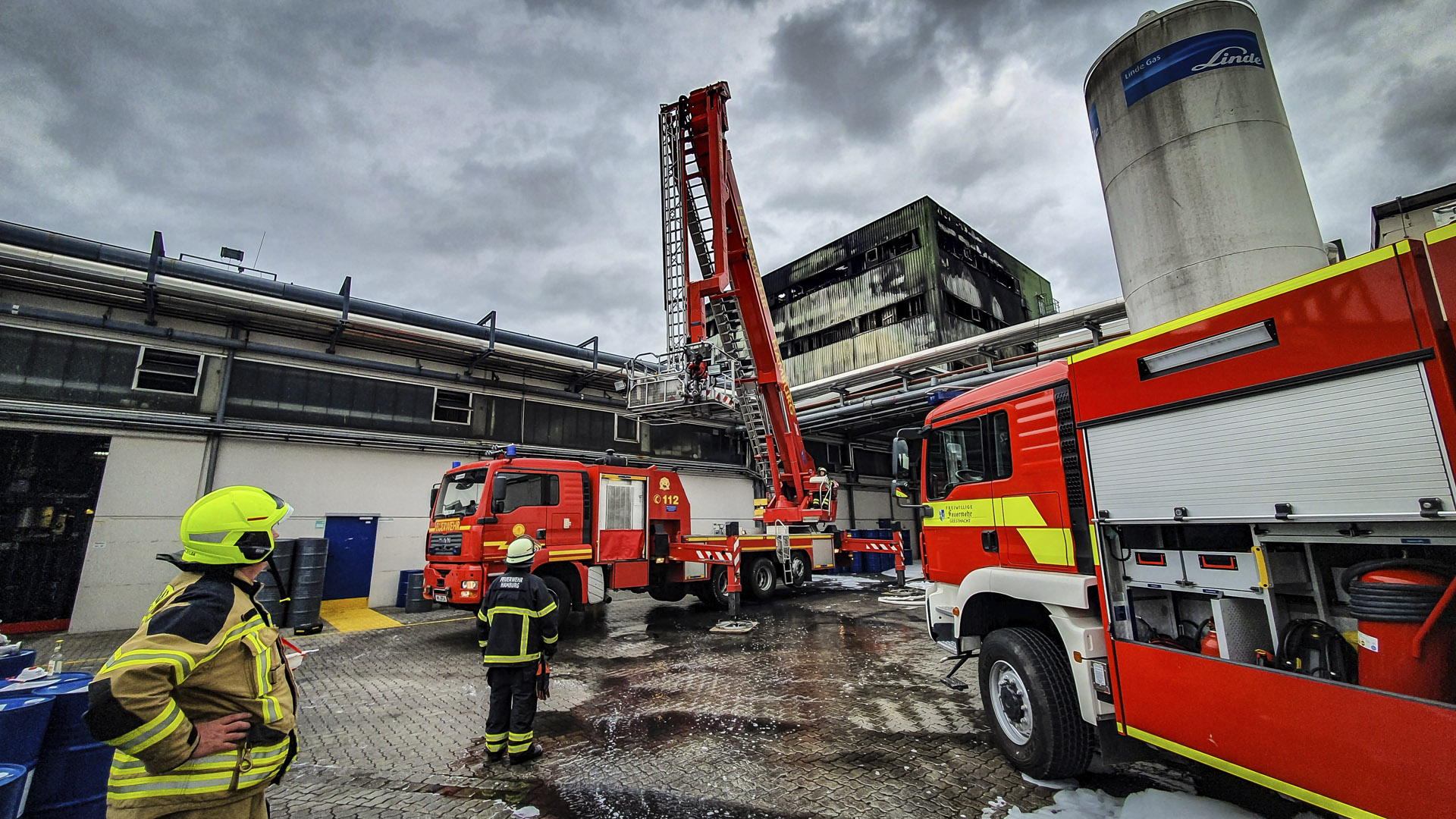 041/2020 FEU 3 – Großbrand Chemie Betrieb - 11