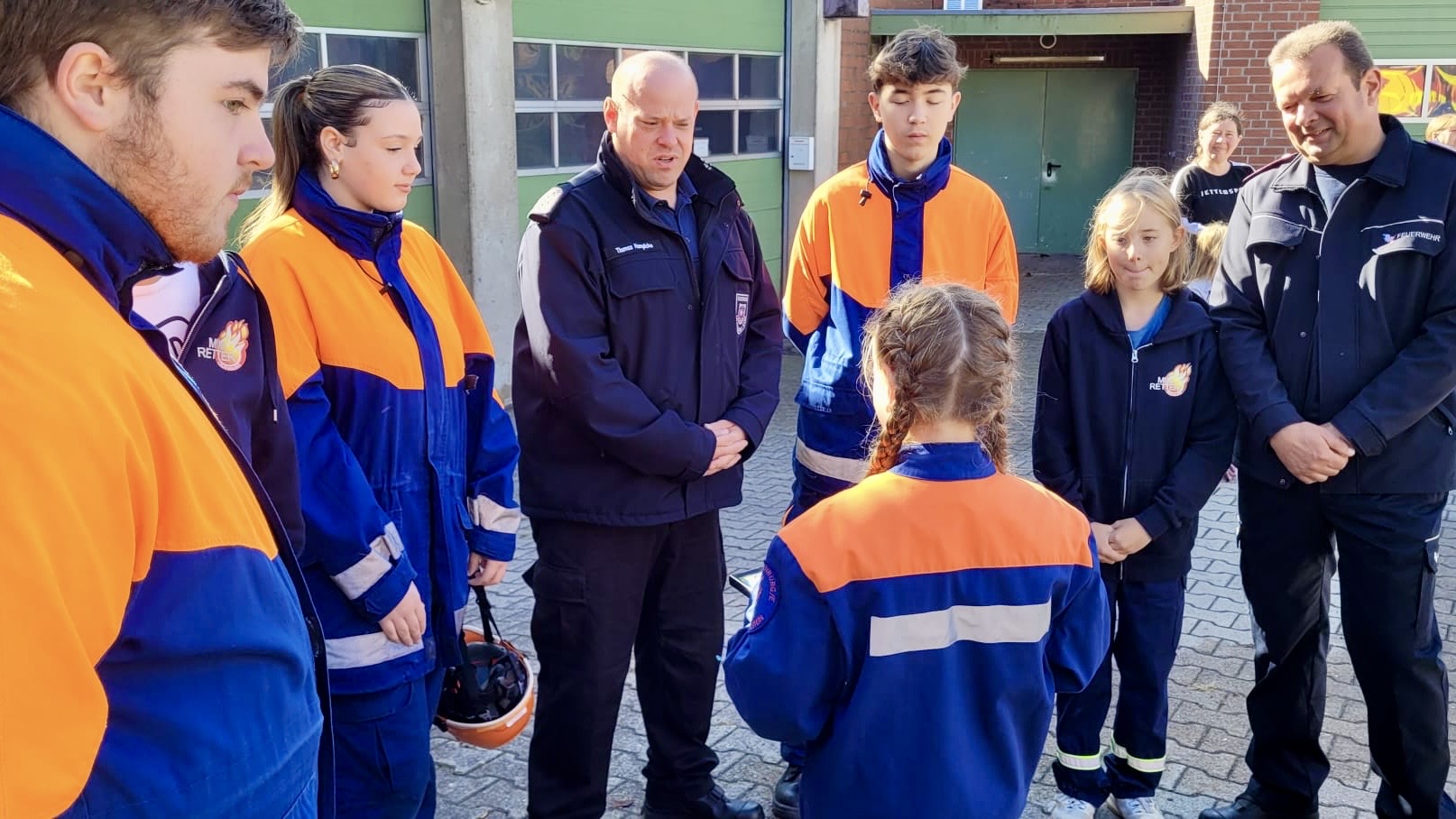 Mini-Retter übergeben Nele an die JF