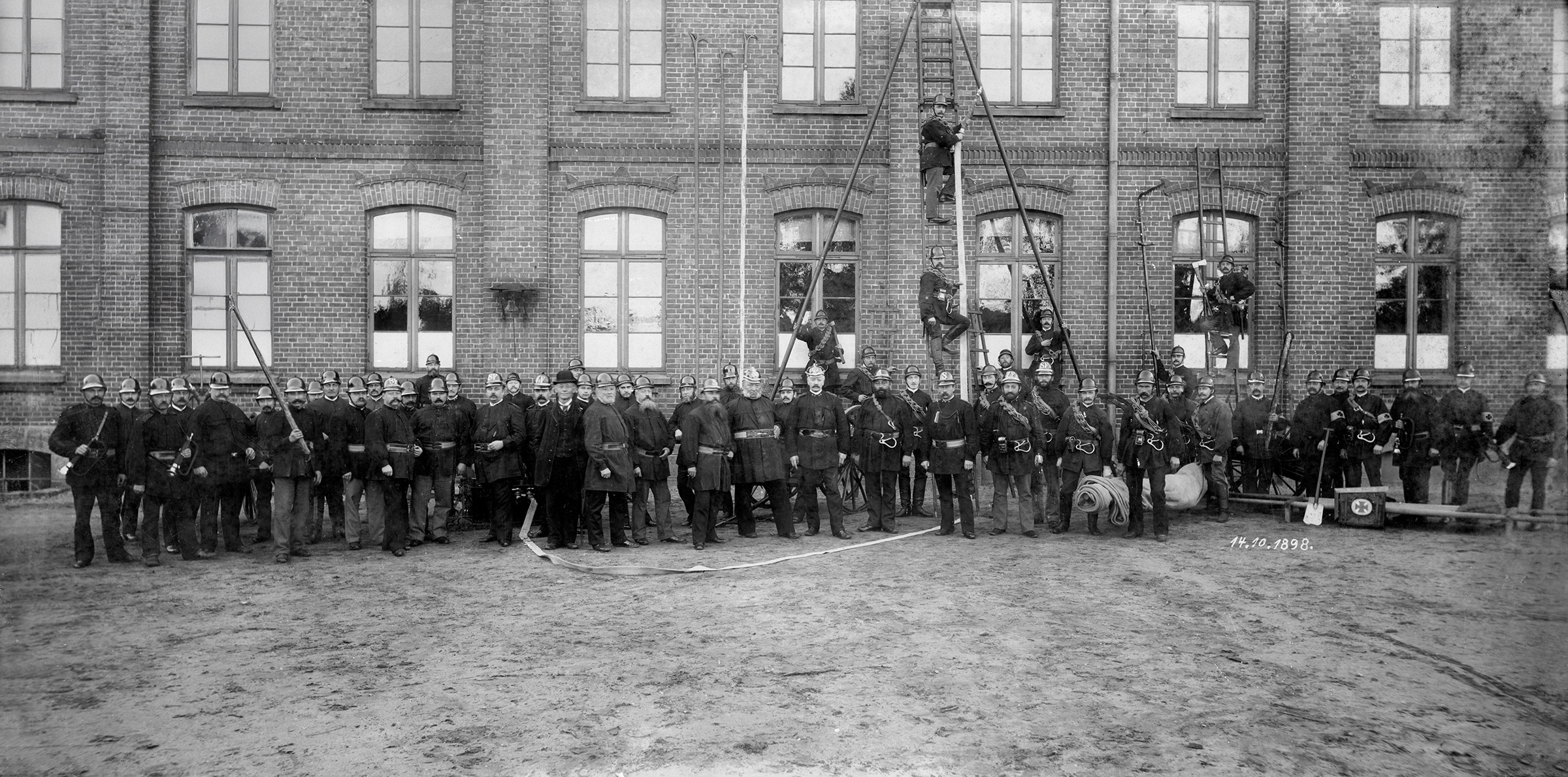 Gruppenbild-feuerwehr-1898-lauenburg