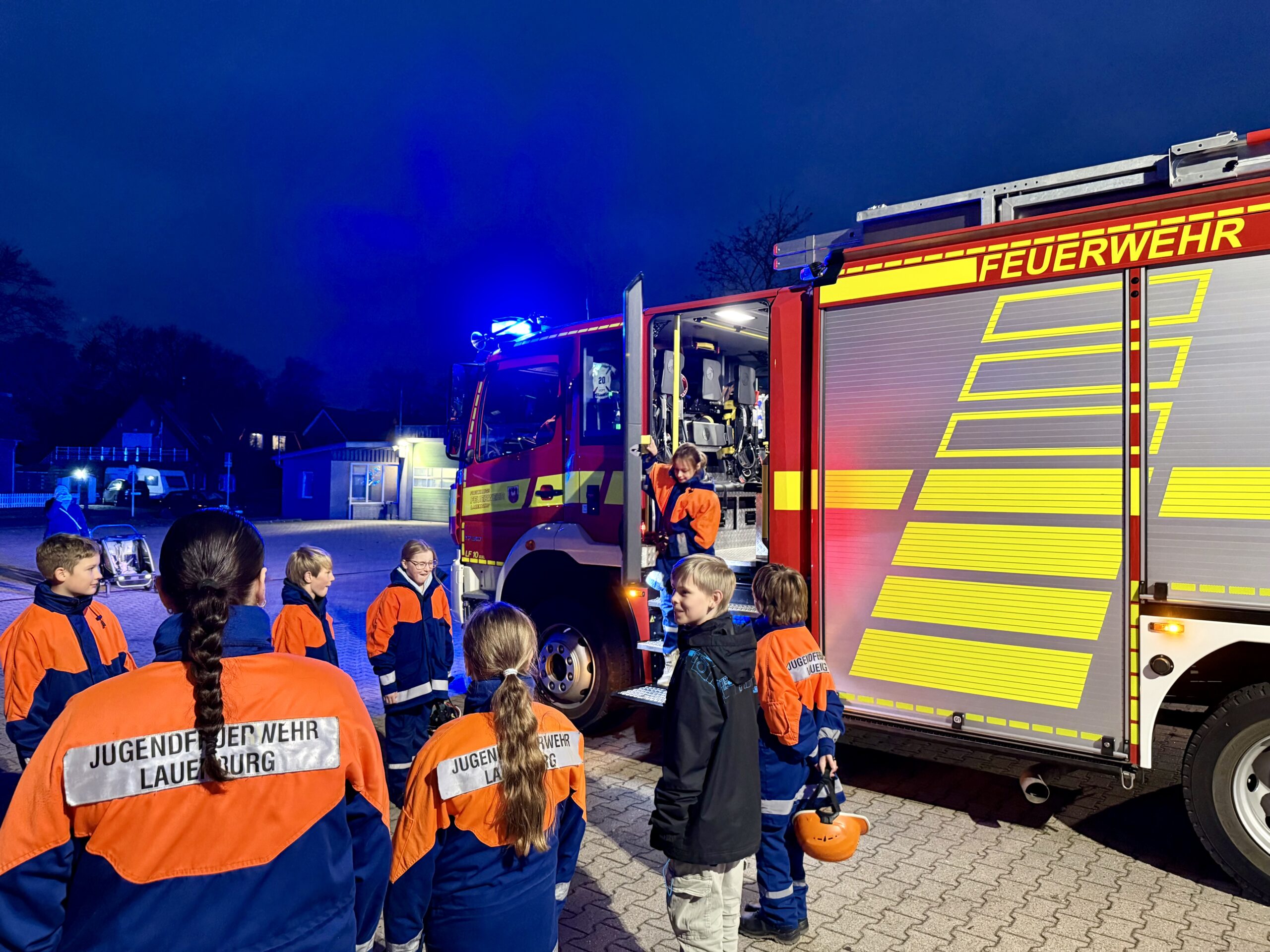 Mini-Retter übergeben Melinda an die JF