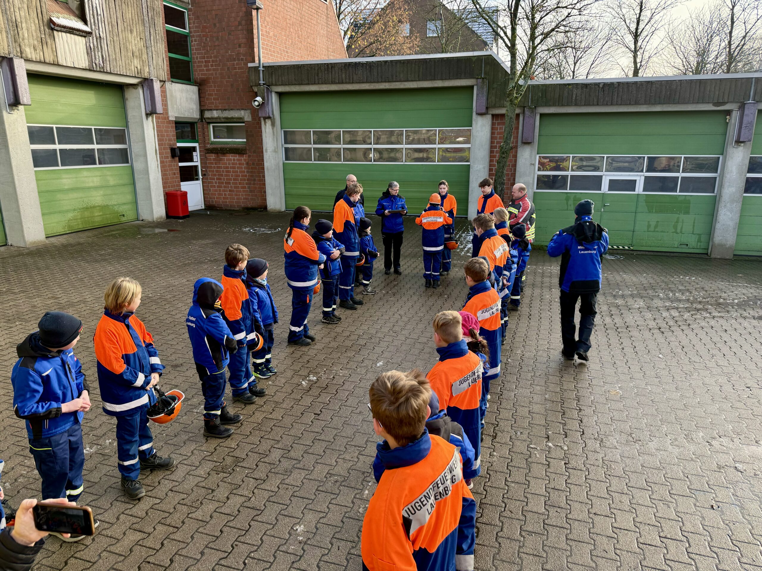 Mini-Retter übergeben Paula an die JF