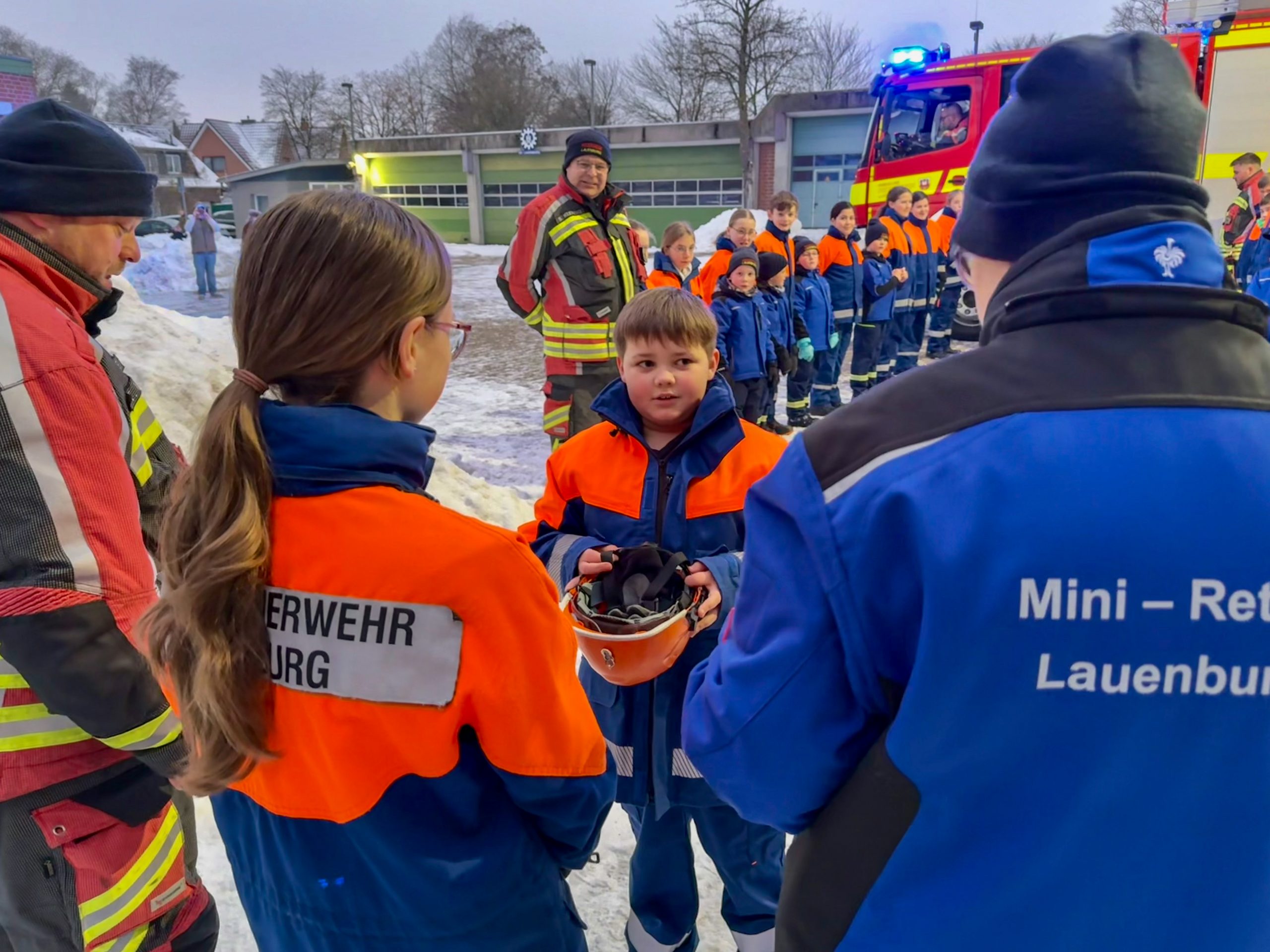 Mini-Retter übergeben Carl Oscar an die JF