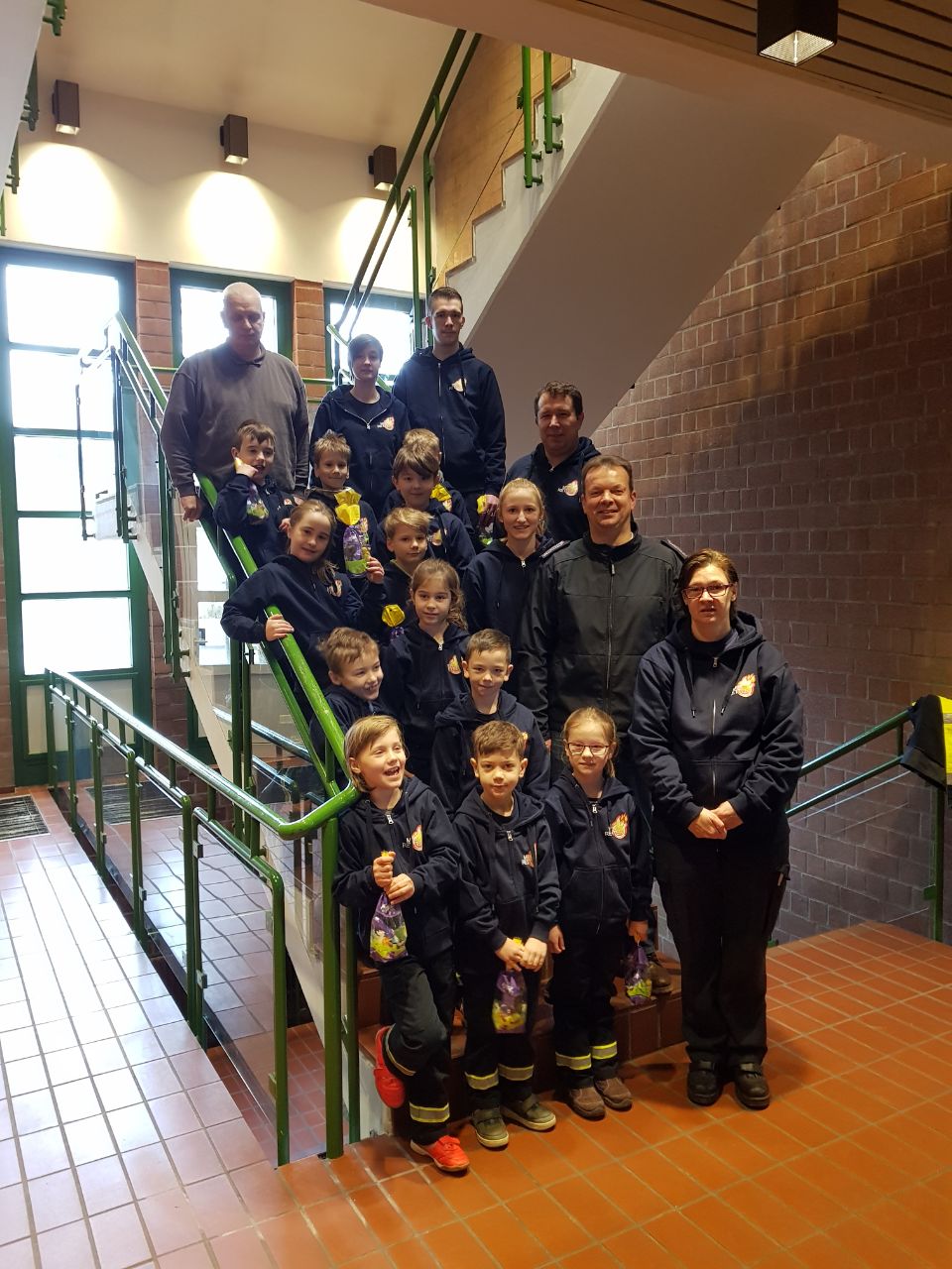 Gespendete Sweat-Jacken für die Mini-Retter