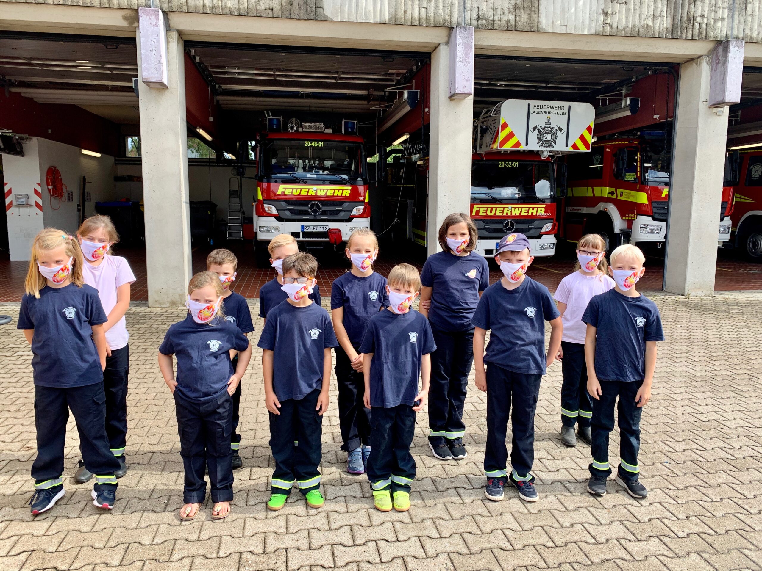 Mund-Nasen-Bedeckungen für die Mini-Retter