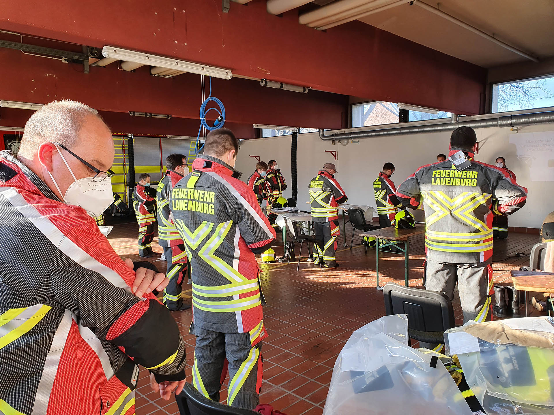 Feuerwehr freut sich über neue Schutzkleidung - 3