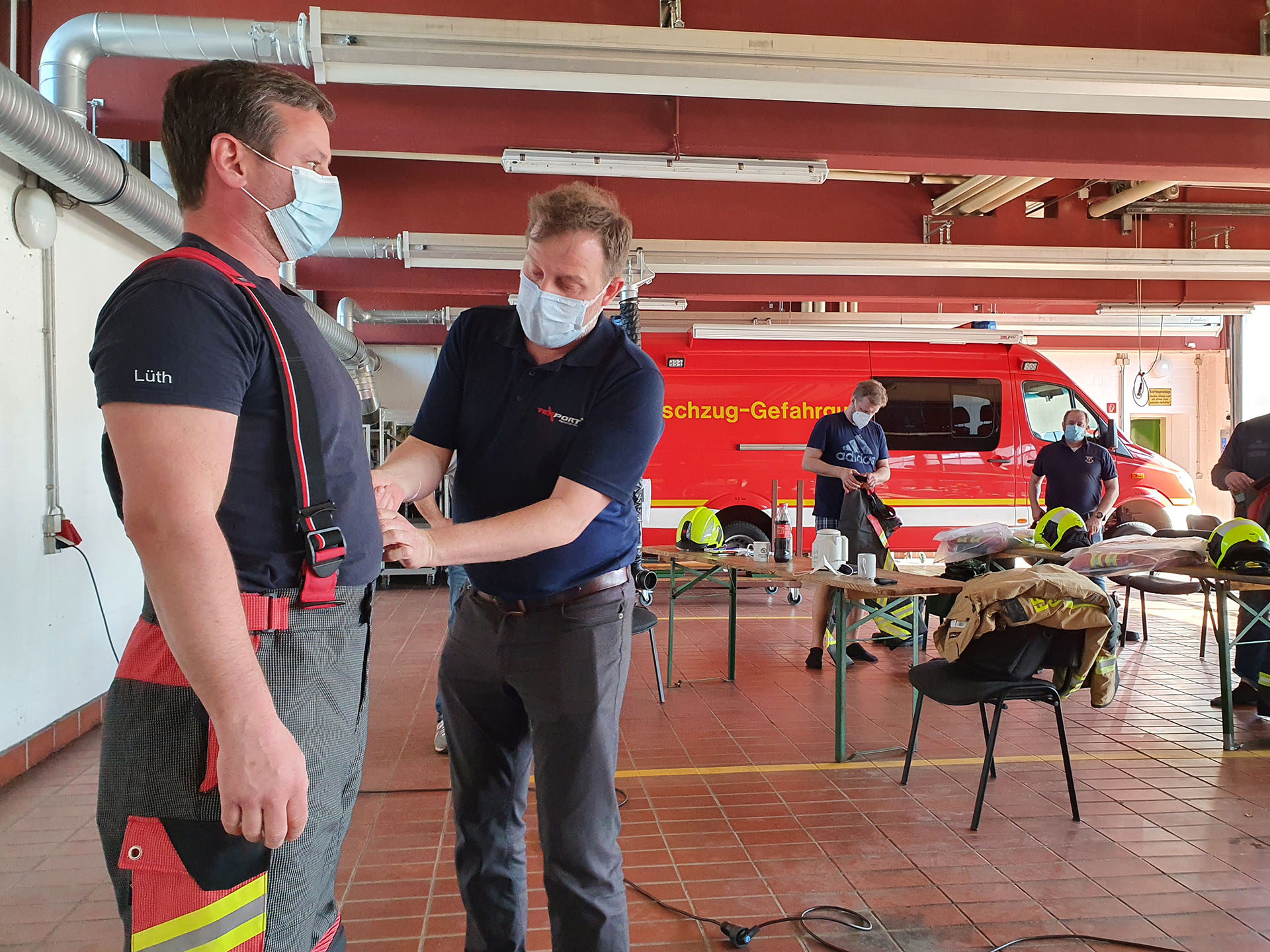 Feuerwehr freut sich über neue Schutzkleidung - 2